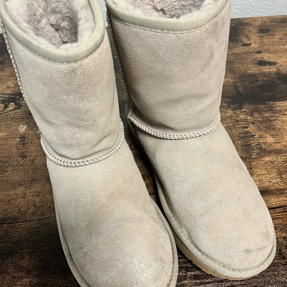 Women's ( Kids 6) Silver Shimmering UGG Boots